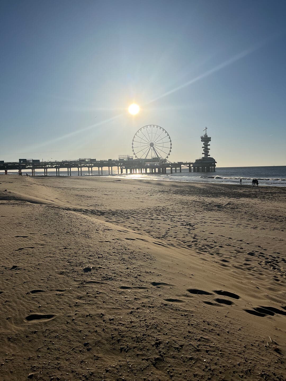 Strand van scheveningen in de zon